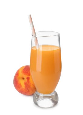 Beyaz arka plan üzerinde cam şeftali suyu