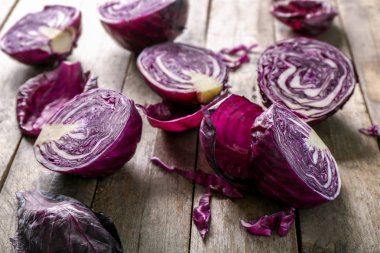 Kırmızı lahana ahşap masanın üzerine dilimlenmiş