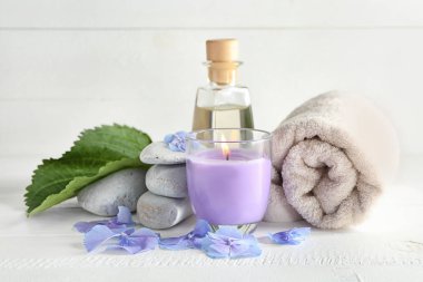 Hafif masaya ortanca çiçek ile Spa kompozisyon