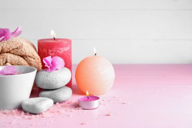 Ortanca çiçek, mum ve renk tablosu üzerinde deniz tuzu ile Spa kompozisyon