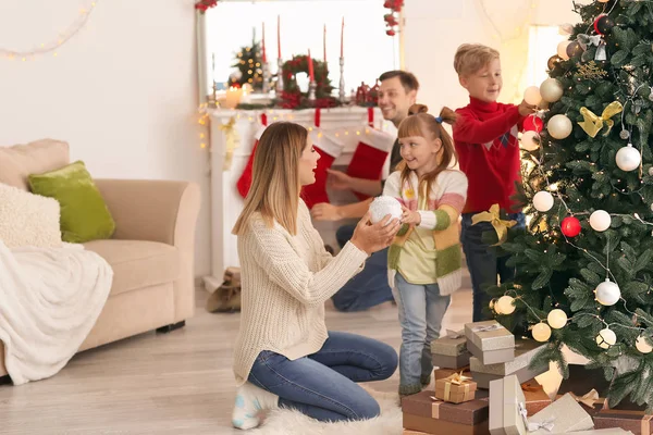 Feliz Familia Decorando Árbol Navidad Habitación — Foto de Stock
