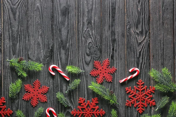 Çam Dalları Ahşap Arka Plan Üzerinde Şenlikli Süslemeleri Noel Kompozisyonu — Stok fotoğraf