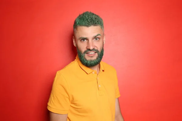 Retrato Homem Bonito Com Cabelo Tingido Barba Fundo Cor — Fotografia de Stock