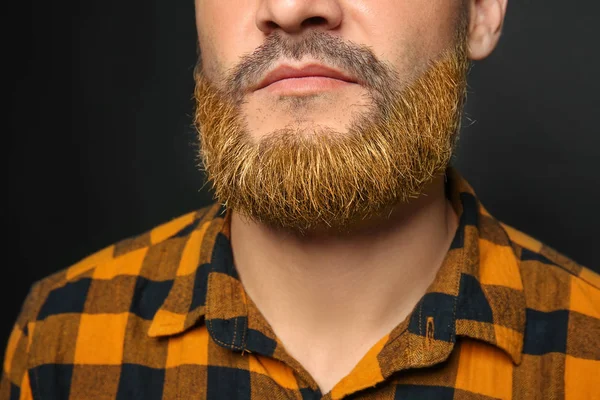 Hombre Guapo Con Barba Teñida Sobre Fondo Oscuro Primer Plano —  Fotos de Stock
