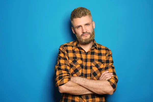 Portret Van Knappe Man Met Geverfd Haar Baard Kleur Achtergrond — Stockfoto