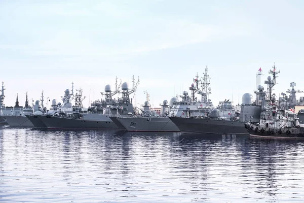 Большие Военные Корабли Стоящие Якоре Моря — стоковое фото