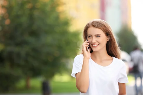Beautiful Young Woman Talking Mobile Phone While Walking Outdoors — Stock Photo, Image
