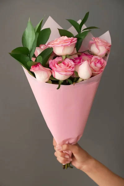 Mulher Segurando Buquê Belas Rosas Fundo Cinza — Fotografia de Stock