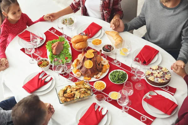 Family Praying Having Christmas Dinner Home — Stock Photo, Image