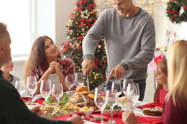 Glad Familj Som Äter Julmiddag Hemma — Stockfoto