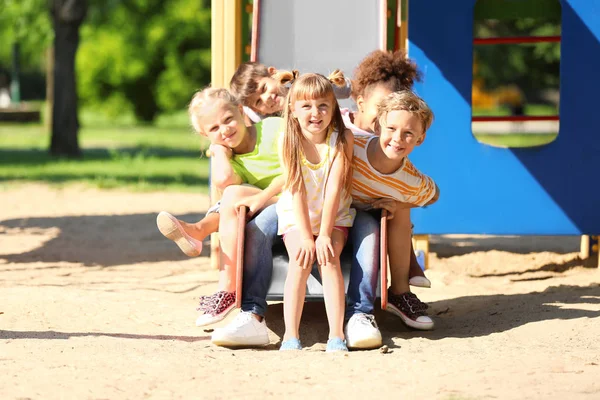 Милые Маленькие Дети Веселятся Детской Площадке Открытым Небом — стоковое фото