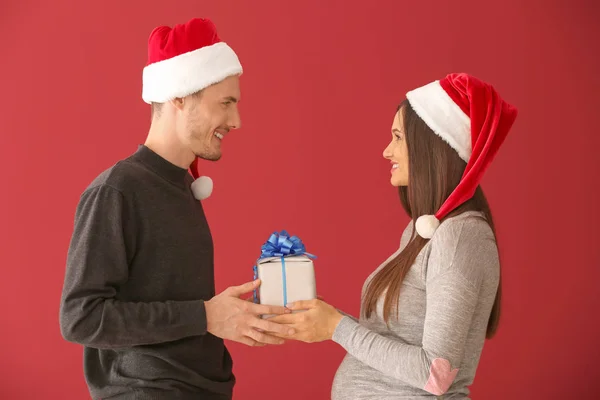 Retrato Linda Pareja Joven Con Regalo Navidad Sobre Fondo Color — Foto de Stock