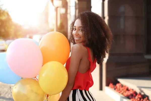 Hermosa Mujer Afroamericana Con Globos Aire Libre — Foto de Stock