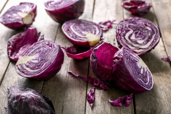 Kırmızı lahana ahşap masanın üzerine dilimlenmiş