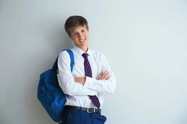 Adolescente Menino Com Mochila Fundo Claro — Fotografia de Stock