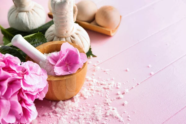 Composição Spa Com Flores Hortênsia Sal Marinho Mesa Cores — Fotografia de Stock