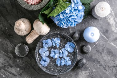 Gri masaya ortanca çiçek ile Spa kompozisyon