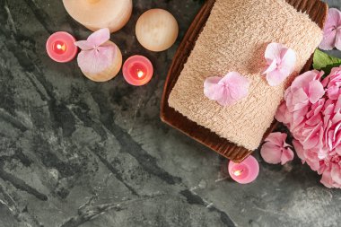 Ortanca çiçek ve gri tablo üzerinde yanan mumlar Spa kompozisyonu