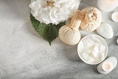 Gri masaya ortanca çiçek ile Spa kompozisyon