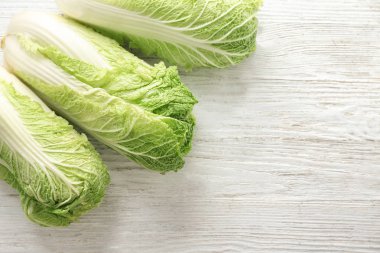 Hafif ahşap masa üzerinde olgunlaşmış taze lahana