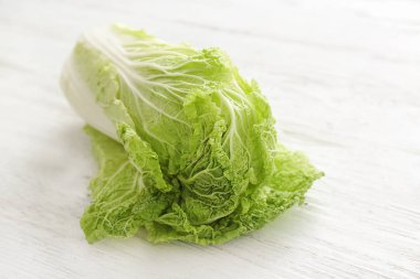 Hafif ahşap masa üzerinde olgunlaşmış taze lahana