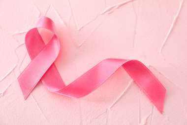 Renkli arka planda pembe kurdele. Göğüs kanseri kavramı