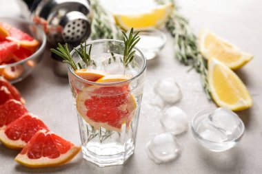 Taze greyfurt kokteyl cam masa lambası üzerinde rosemary ile