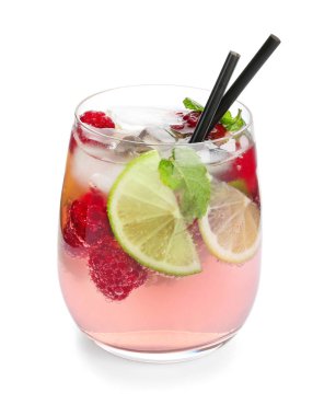 Beyaz arka plan üzerinde taze ahududu Mojito cam