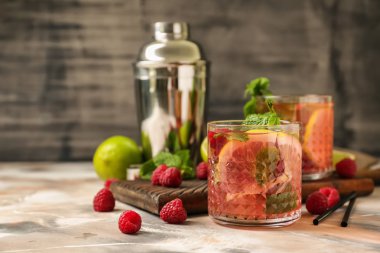 Işık tablosu üzerinde taze ahududu mojito bardak