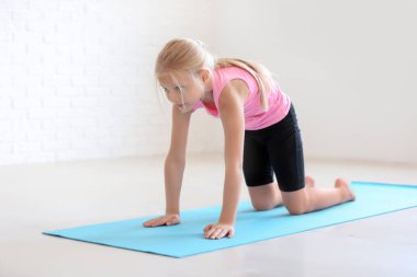 Küçük kızı pratik yoga kapalı