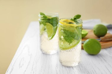 Işık tablosu üzerinde taze mojito kavanoz