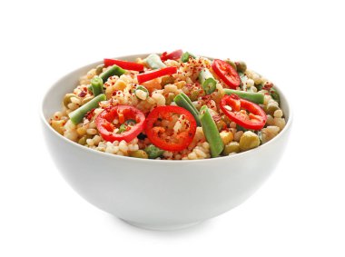 Lezzetli haşlanmış pirinç ve sebze beyaz arka plan üzerinde kase