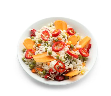 Lezzetli haşlanmış pirinç ve sebze beyaz arka plan üzerinde kase