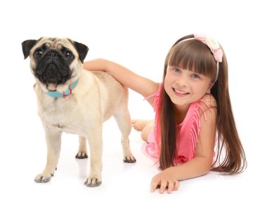 Beyaz arka plan üzerinde pug köpek ile şirin küçük kız