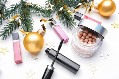 Beyaz arka plan üzerinde Noel süslemeleri ile kozmetik ayarla