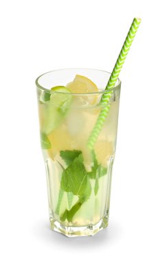 Beyaz arka planda bir bardak taze mojito.