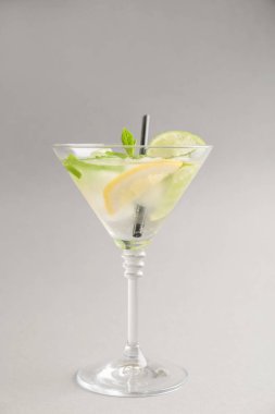 Işık arka plan üzerinde taze Mojito cam