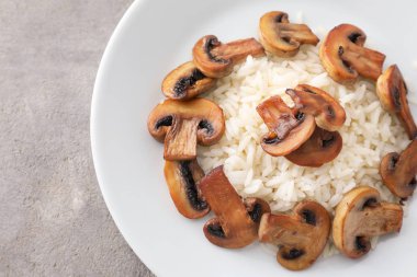 Plaka lezzetli haşlanmış pirinç ve masa lambası üzerinde mantar ile