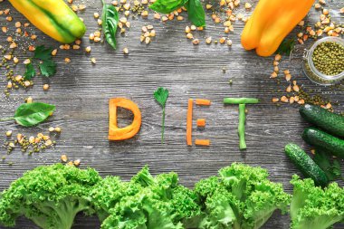 Sağlıklı sebze ve word ile kompozisyon üzerinde ahşap arka plan diyet