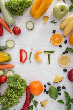 Kompozisyon sağlıklı ürünler ve word ile ışık ahşap arka plan üzerinde diyet