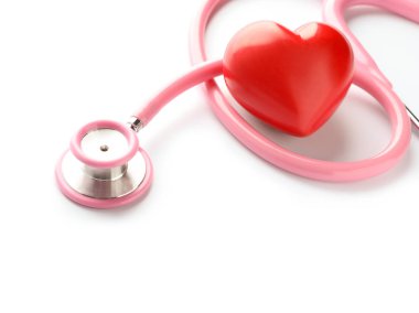 Sağlık stetoskop ve beyaz zemin üzerine kırmızı kalp. Kardiyoloji kavramı