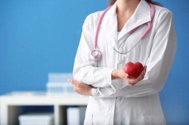 Klinikte kırmızı kalpli bir kardiyolog.