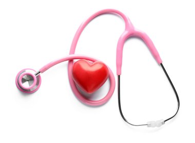 Sağlık stetoskop ve beyaz zemin üzerine kırmızı kalp. Kardiyoloji kavramı