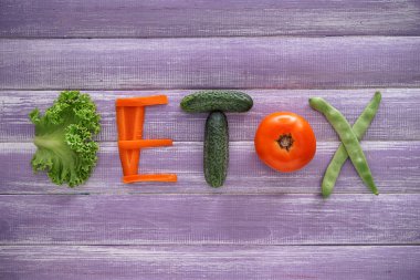 Word detoks sağlıklı sebze ahşap arka plan üzerinde yapılmış. Diyet kavramı