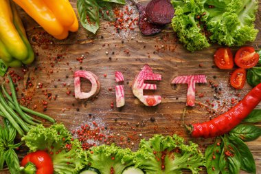 Sağlıklı ürünler ve word ile kompozisyon üzerinde ahşap arka plan diyet