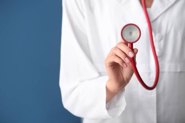 Doktor renk arka plan, portre sağlık stetoskop ile