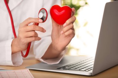 Kardiyolog sağlık stetoskop ve Kliniği, closeup kırmızı kalp