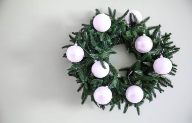 Noel çelenk ışık arka plan üzerinde