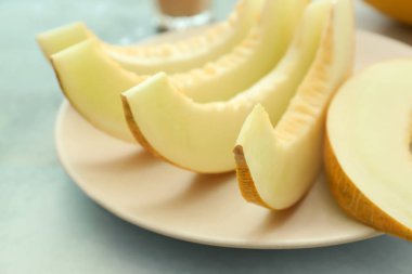 Plaka renk arka plan, closeup olgunlaşmış kavun dilimleri ile