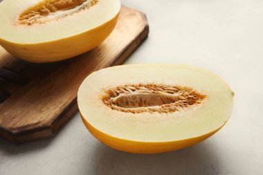 Açık renkli olgunlaşmış kavun yarısı